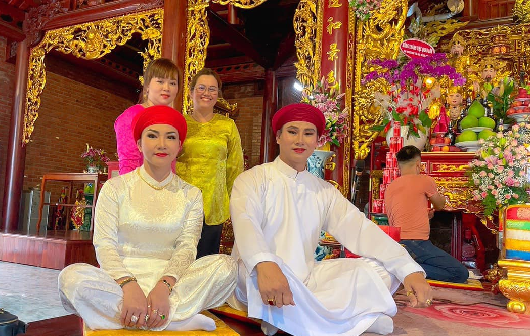 nghi thức Tung Tiền trước bàn thờ thờ Mẫu